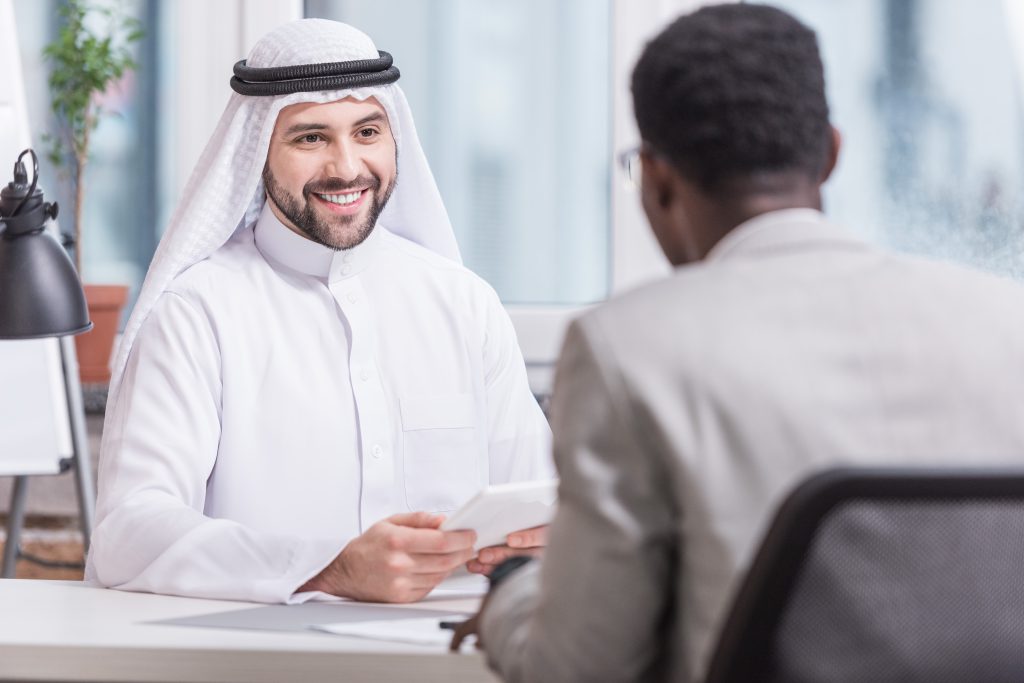 رجل أعمال عربي يبتسم راضيا عن خدمات شركة جرافيتي للإستشارات الإدارية