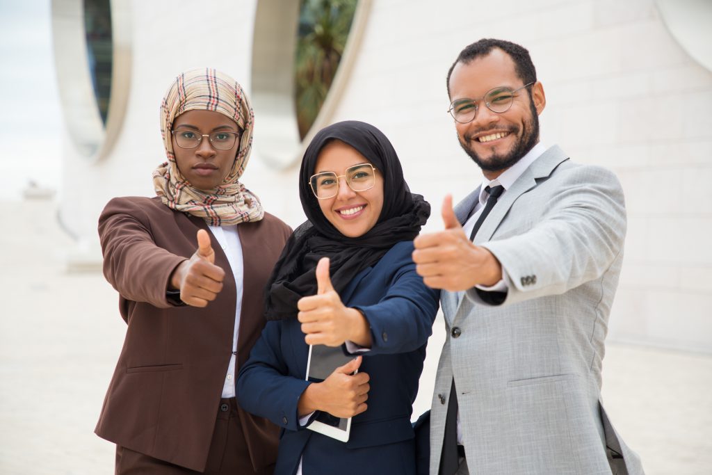 مجموعة من رواد الأعمال متعددي الثقافات يعبرون عن فريق جرافيتي للإستشارات الإدارية