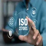 يد تشير إلى رمز ISO 27001 مع أيقونات أمن المعلومات