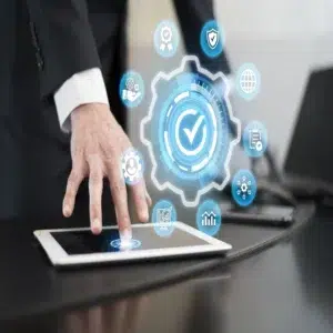 يد تلمس شاشة جهاز لوحي تظهر فوقها رموز الجودة والتحقق