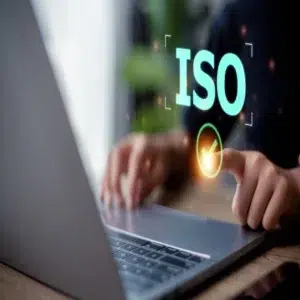 شخص يستخدم حاسوباً محمولاً مع رمز ISO مضيء